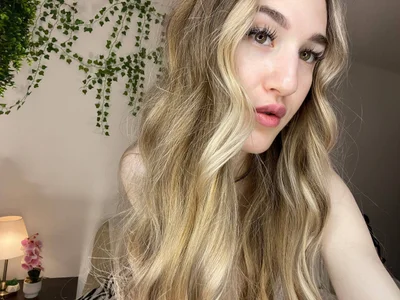 It’s just me, moments, and a little bit of light. ✨ de EvelynRavenwood Foto 2