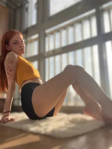 WeiSusi Posing on the balcony รูป  4