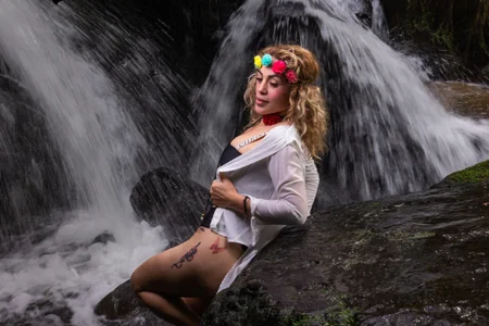 erotik_lady a day at the waterfall Immagine 