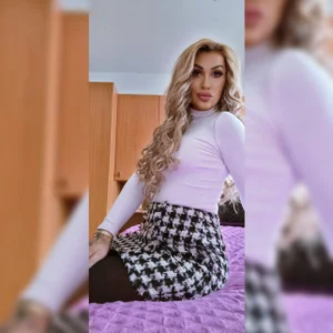 Nicol2Naya 💋 Classic elegance with a touch of modern seduction. Feminine outfit, mysterious smile, and confide Pic