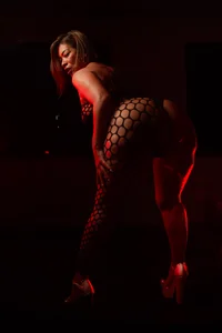 AlixLong I love seeing my body in the dark, do you want to enjoy it? Immagine 