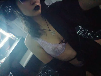 Happiiheels: Public ( 2 фото)