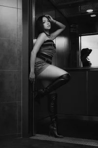 NaomiSainz sexy in the elevator ❤ Pic 4