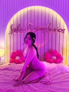 "Birthday, glitter and a little temptation. Stay and celebrate with me." de ameliiaa_smith Foto 3