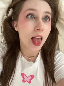 FroggyAnna look at the little butterfly 🦋 Pic 5