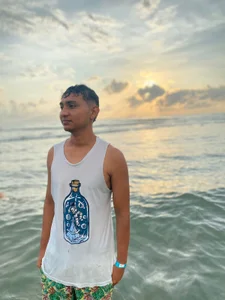 hot-boy_o The sea is the best Immagine  2