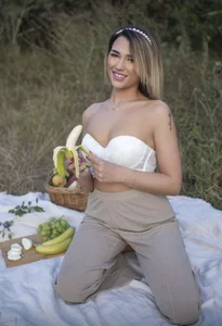 VickyDiamondd Picnic time, I bring the wine Pic 7