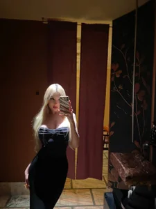 Lolla_Tblonde Public Pic 3