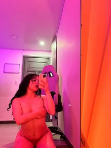 Kimdyy_のTrying to be sexy and posing for the cameraの枚の写真