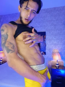 jonas_conor: How does yellow look on me? 💛 ( 5 фото)