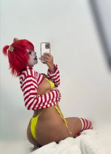 Kuromii_のRONALD MC'DONALD 🍔🍟❤ (Do you want to come here and eat my burger? ❤)の 2枚の写真