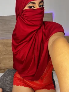 Jasmin_hamdan There are looks that reveal better than hands Immagine  7