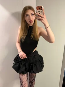 AveryBerksonのblack outfitの 5枚の写真