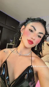 CharlotteblairのHello darling 😊の 2枚の写真