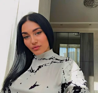 MonaBellew Public Pic