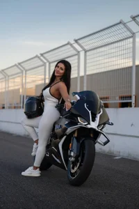 OhAnita kullanıcısının Out for a ride 🏍️ albümü -  4 fotoğraf