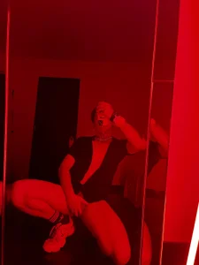 AlecBanne_ I'll wait for you in the red room 😈🔥 圖片 3