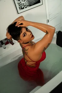 Evelynn My life in red Pic 6