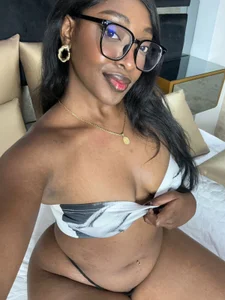 YallianaBrooks Sweet and very provocative... come on 👀❤️ Foto