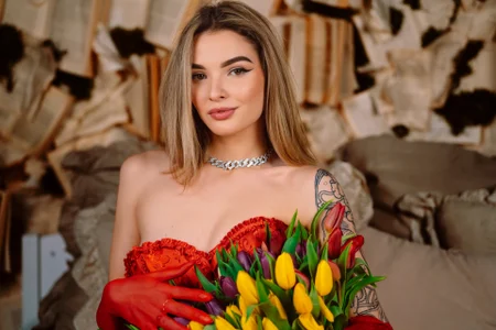 SinLuna_ Women's Day🌸 টি ছবি