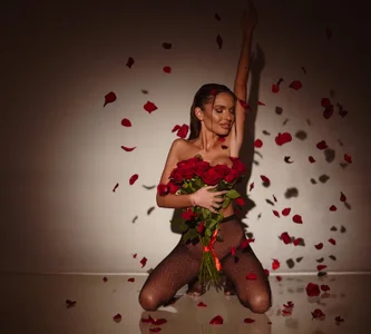 EsmeAinsley Roses are red...🌹 Pic