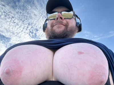 hugemanbreastsHuge boobies Bild 3