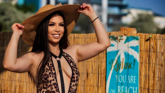 Ella_Raven Beach babe Gambar 3