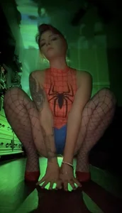 MarlaFknSinger 🕸️ Spider Slut 🕷️ red heels 👠 Fishnets ❤️ Cosplay รูป  8