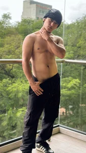 with some help, my body and skin look much better. 🫶🏻😚 de Liam_Chameliam  6 Imagens