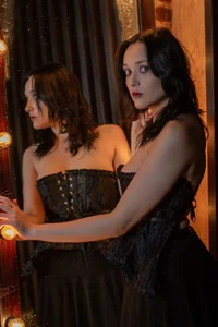 DarcyBlackwood A dark figure Bilde 6
