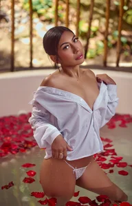 hot shower de sophieBlair_  5 Imagens