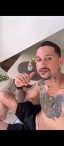 😶‍🌫️ de Alex_bigdick  2 Imagens