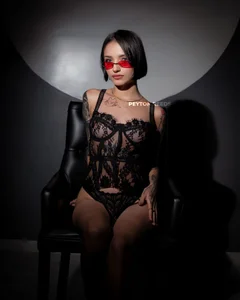 PeytonReeds Behind a good girl there is a hot girl Pic