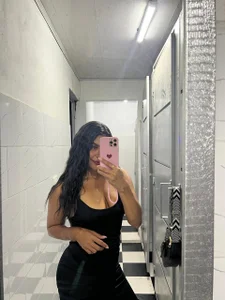 ada_lee1 Shall we have dinner together? Bilde 2