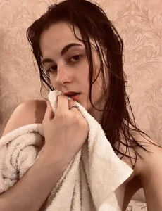 CarolannMirjah after shower🚿 Pic 4