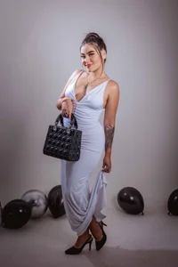 Emily_Black1のYour angel in white 😇🤍の 2枚の写真