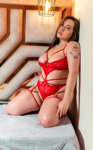 nalalye_cruzz_ Red and black Foto