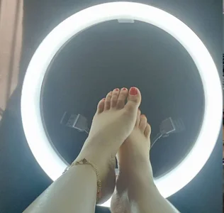 lucy_estrr: my pretty feet ( фото)