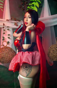 Cute, sweet, and a little sinful — Halloween never felt this good. od adara_evanss  3 snímek