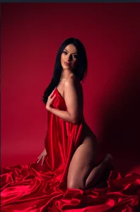 AmelieReeaa A touch of red, a hint of mystery, and a temptation you won’t forget. 💋 รูป 