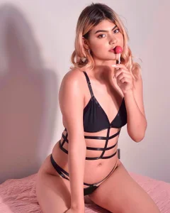 Susy in black 🖤 od SusyAlvarez  2 snímek