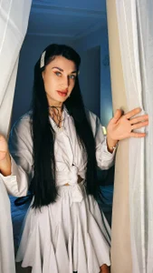 AriannaCruise Lady in White Bilde 5