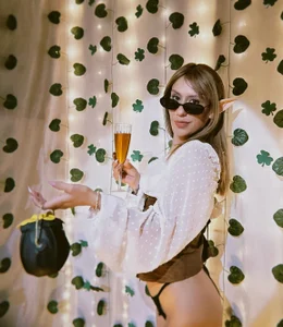 mila_katts Do you want to toast with me? 🍺 Foto 2