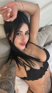 ValkyBes Between what you imagine and what I am… there’s so much to explore.😋 Foto 7