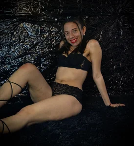 Lunahot68 "I don’t ask for attention… I command it." 😈✨ Hình