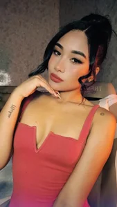 Horny_Brunette_ Public Kuva