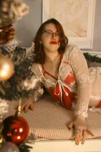 Charmy_GracyのGorgeous girl at the Christmas tree, ready to kneel in front of youの 8枚の写真