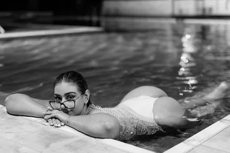 GabyRhodes kullanıcısının pool day 🥵💦 albümü -  3 fotoğraf