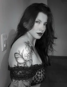 Between shadows, I am light de karlamorris_  4 photos