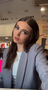 LynneFares Public Pic 7